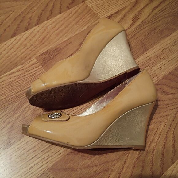 Lilly Pulitzer Tan &‎ Gold Patent Nude Leather wedge Peep Toe Resort Heels 6.5 - Picture 2 of 11
